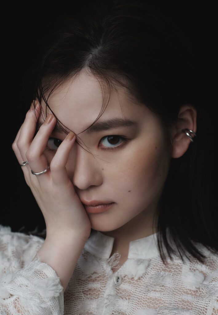 山田杏奈 漆黒の中に浮かび上がる白 ｜ AKANE MAGAZINE