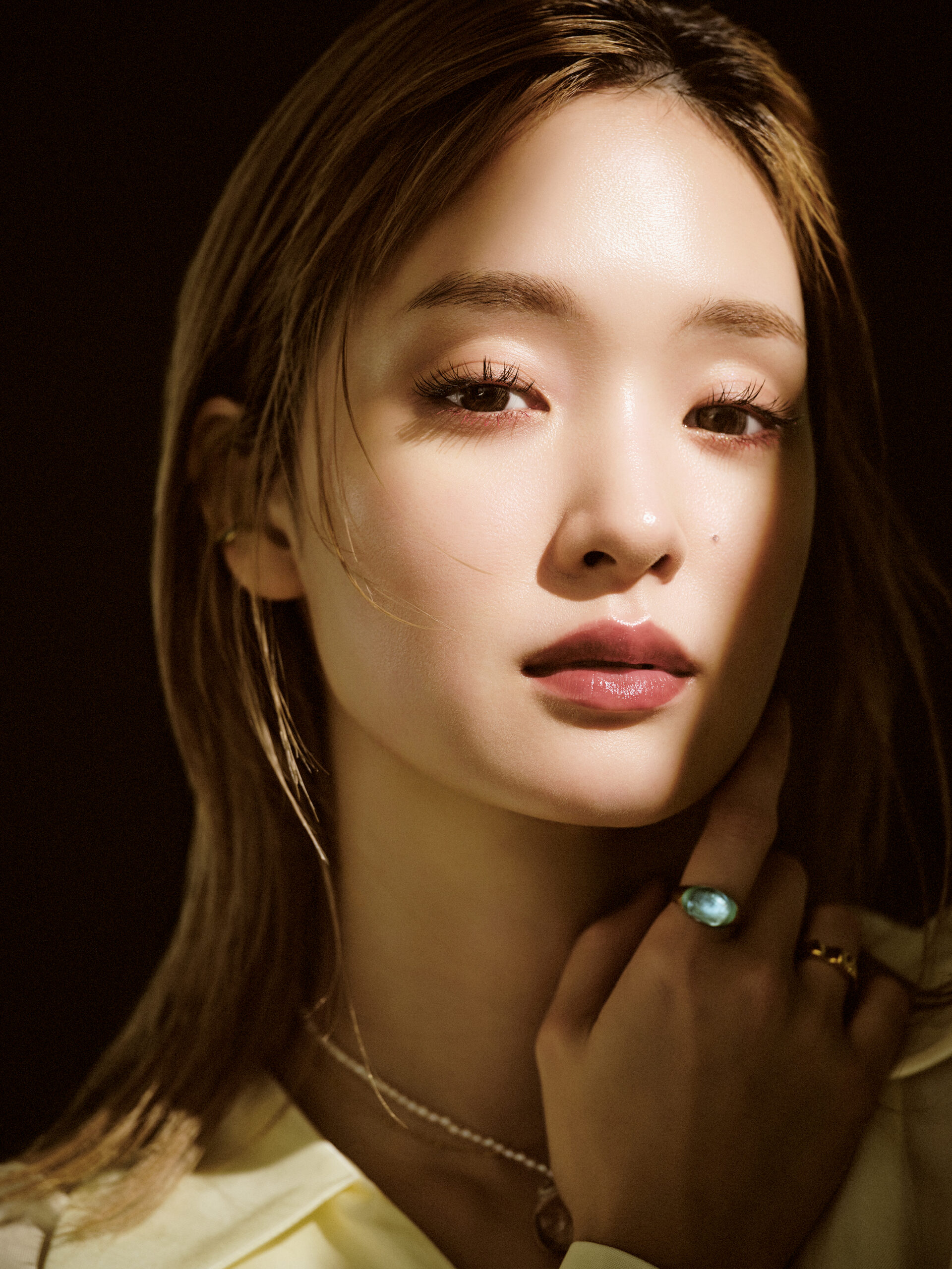 剛力彩芽、大人カジュアルな春の空気 – Hair & Make up Note
